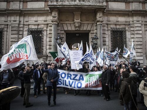 Festeggiamenti a Palazzo Grazioli: cori e bandiere per Berlusconi