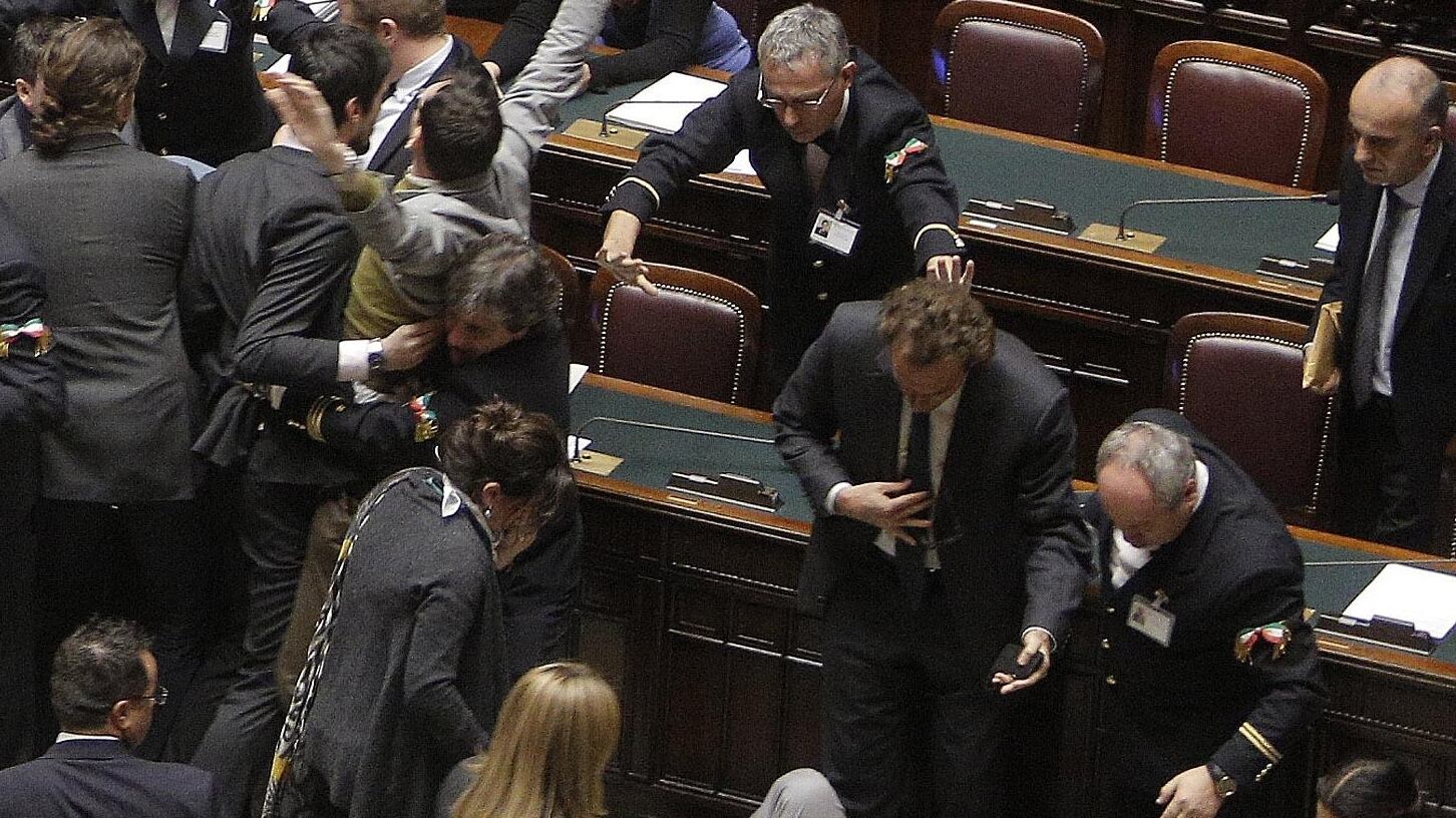 Grillo non ha inventato nulla: le risse sono nel dna dell'Aula