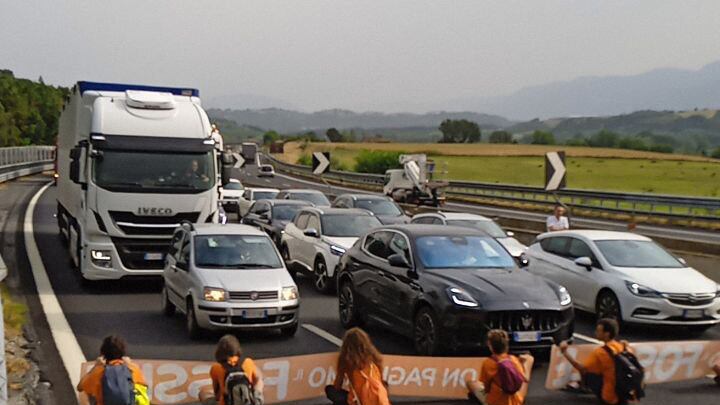 Milano, blocco di Ultima generazione: cosa hanno fatto i gretini