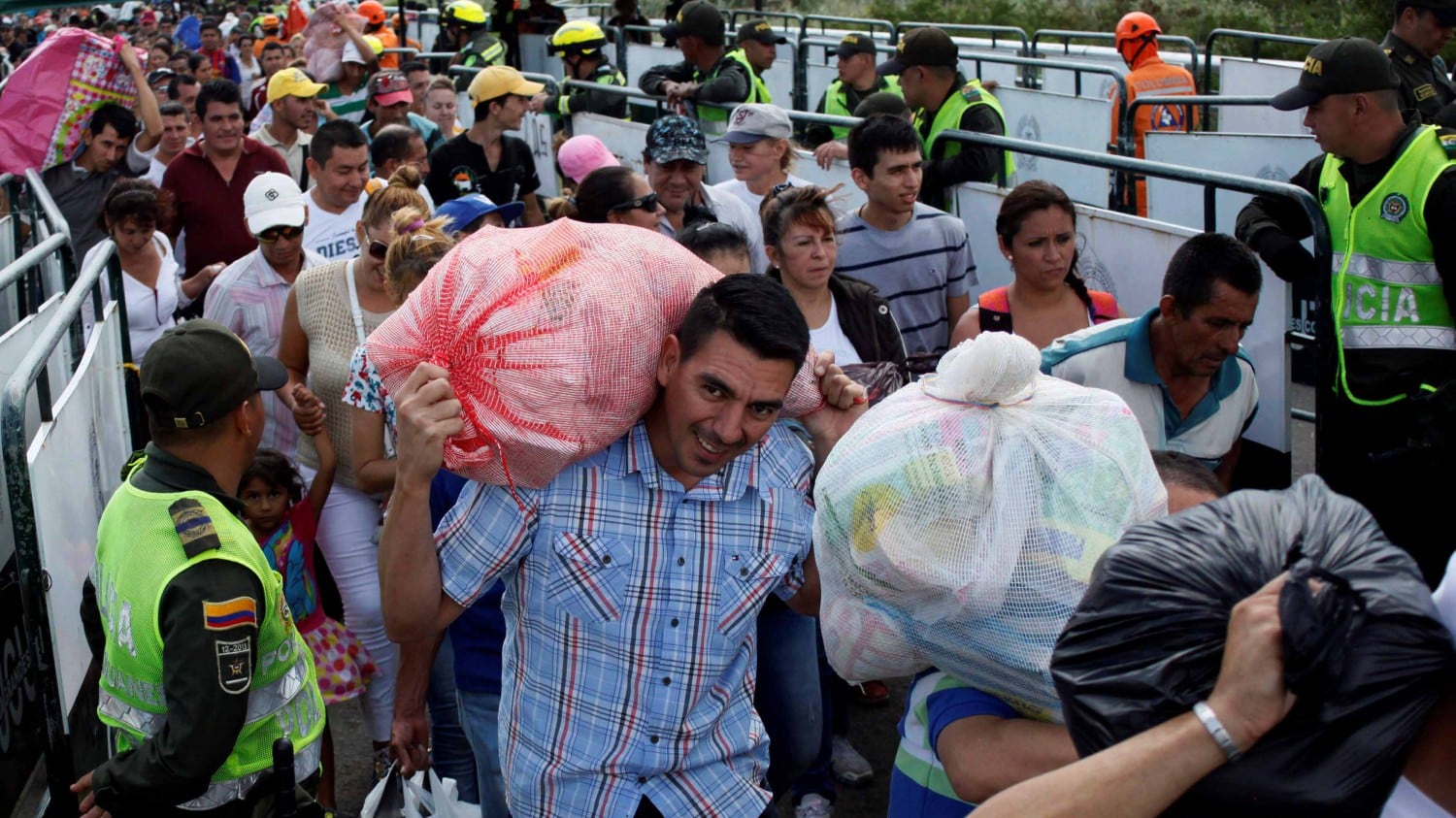 Crisi in Venezuela, centinaia di migliaia in Colombia per comprare cibo e medicine