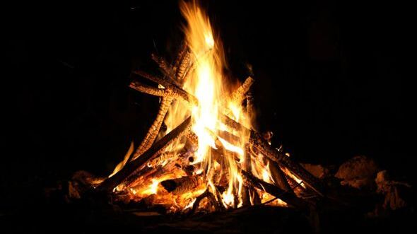 Sprangato da uno straniero al falò di Ferragosto: è in fin di vita