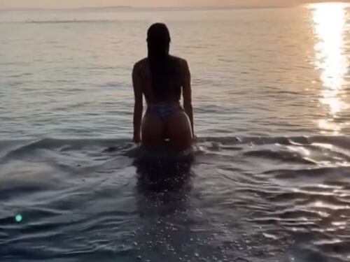 Il tuffo hot della Buccino alle Maldive che fa sognare i fan