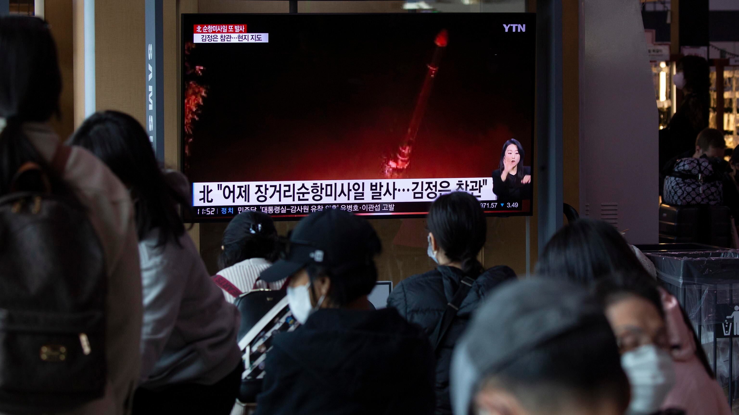 Caccia in volo e nuovo missile: Kim spinge l'escalation