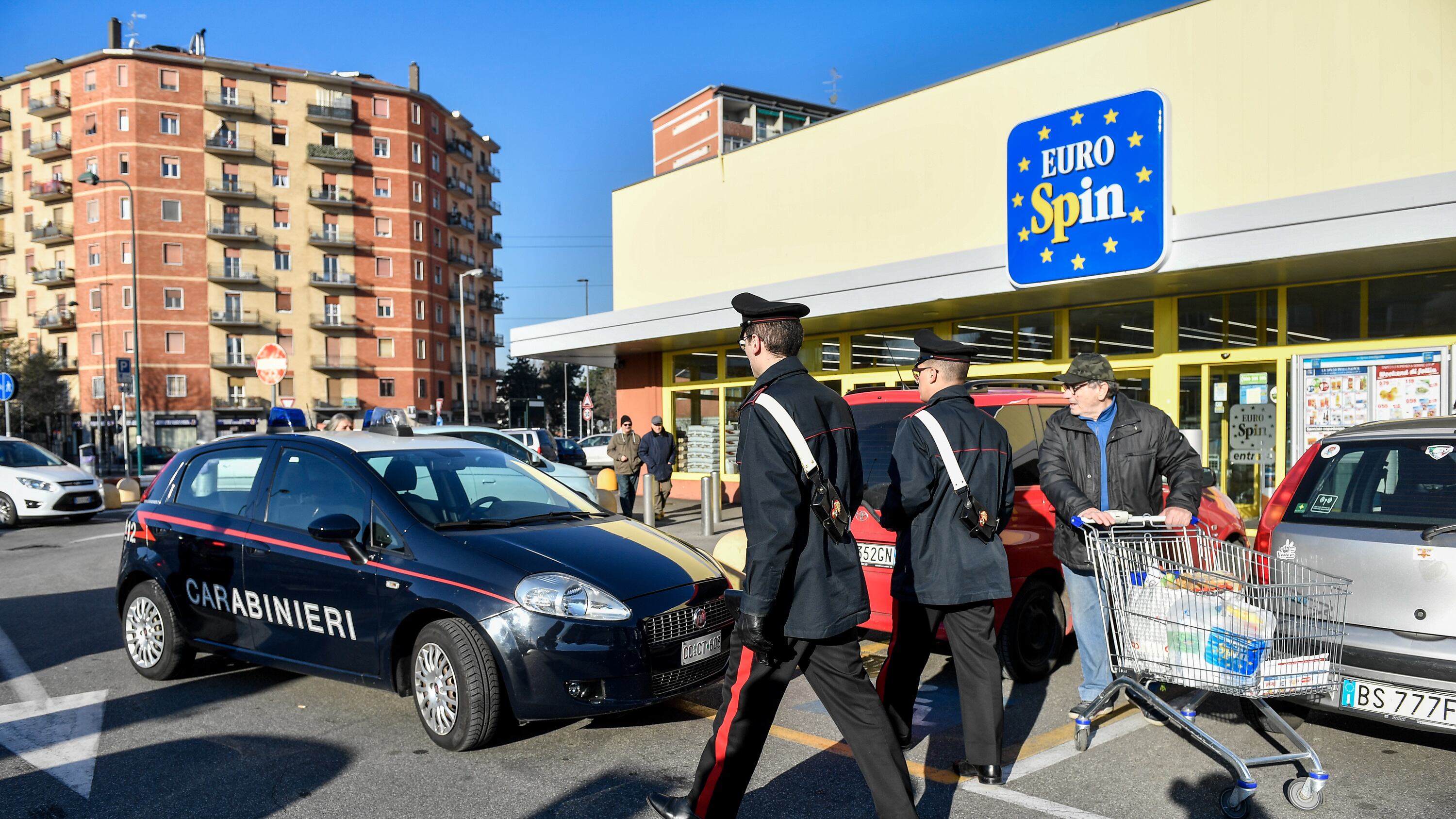 Assaltano furgone portavalori armati di pistole e kalashnikov