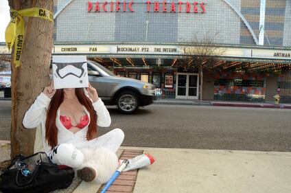 Aspettando Star Wars - Il Risveglio della Forza: attrice si spoglia per strada 36