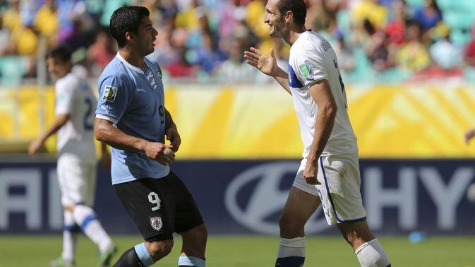 Chiellini su Fb tende la mano a Suarez " Pena eccessiva"