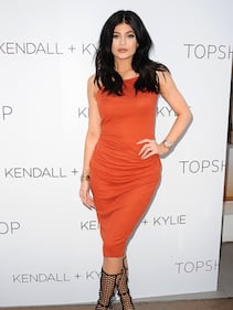 Kylie Jenner hot in bikini con le amiche 17