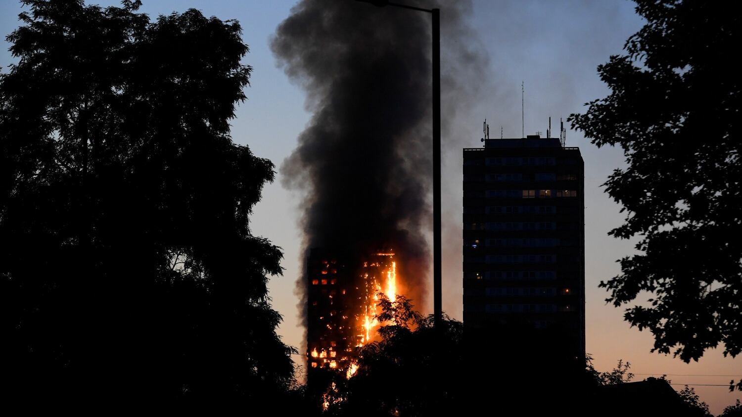 Grenfell Tower, il rapporto sul rogo: "Fatale l'ordine di restare in casa"