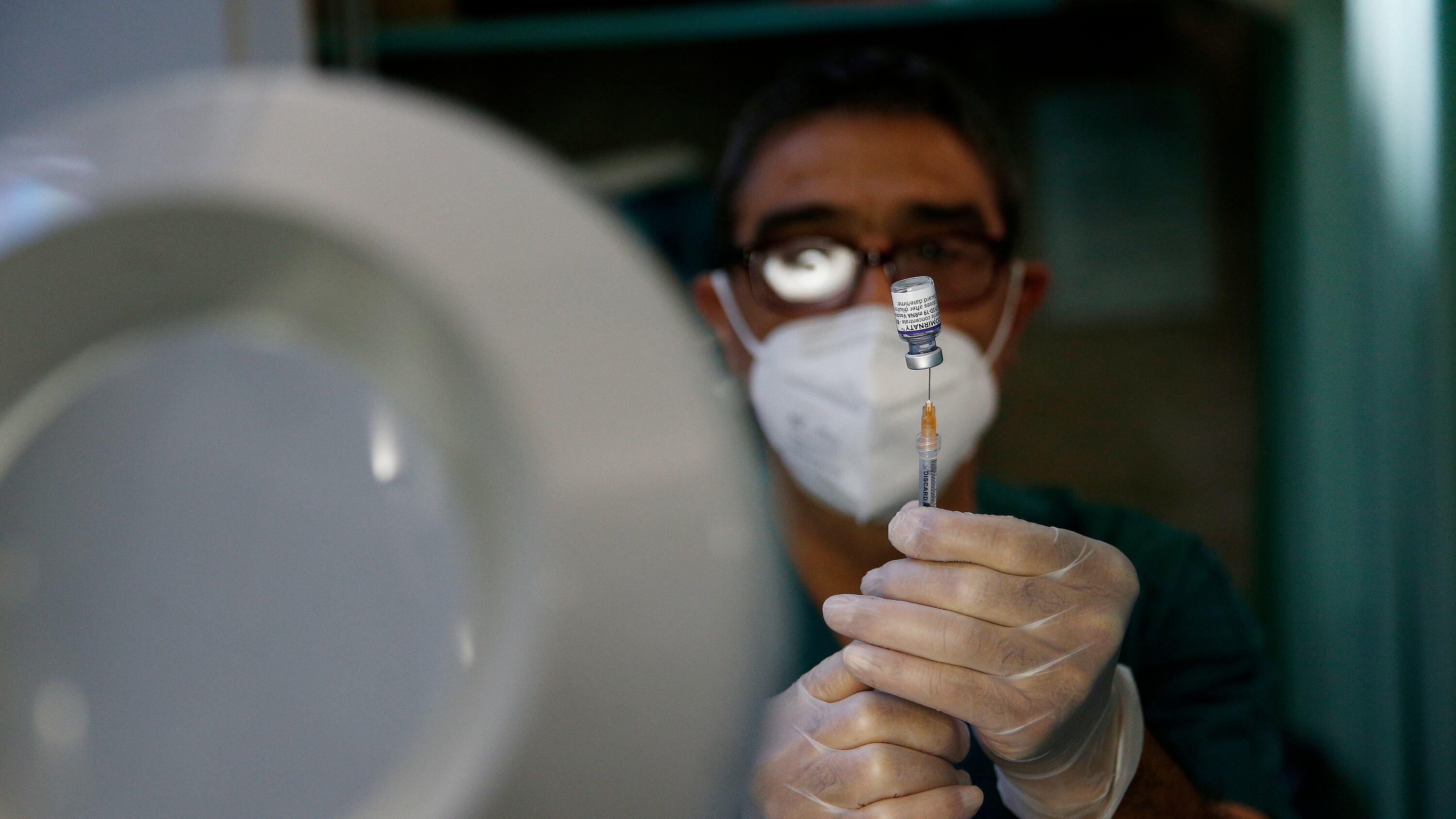 "Tre dosi abbattono Omicron". Pfizer prepara il nuovo siero ma bisogna aspettare marzo