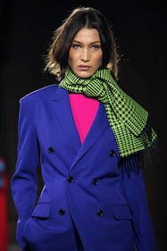Bella Hadid sexy in passerella, foto 10