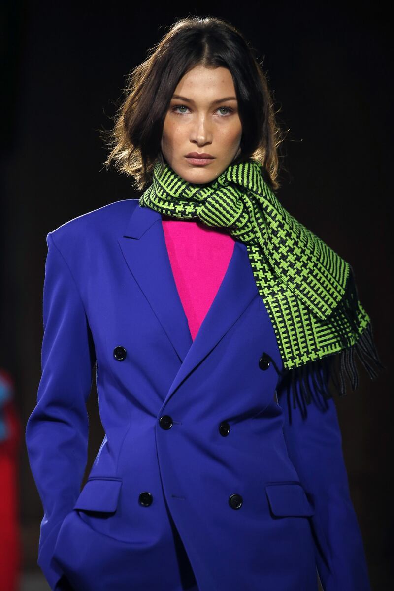 Bella Hadid sexy in passerella, foto 10