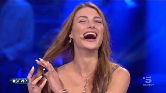 "Ciao comodino", e Franceska Pepe fa piangere Zelletta: "Sfigata"