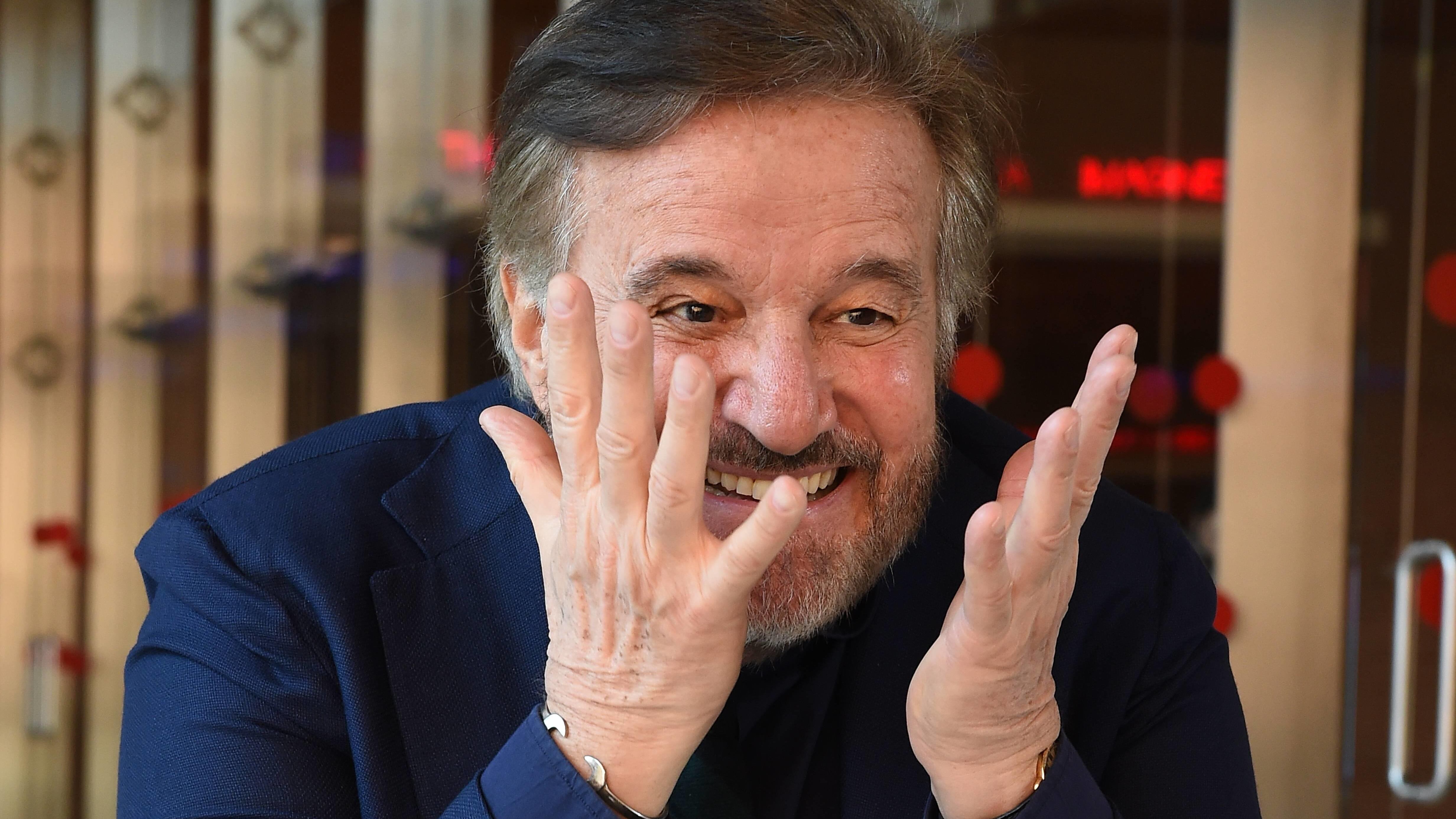 La Napoli di Christian De Sica è piena di fantasmi (paterni)
