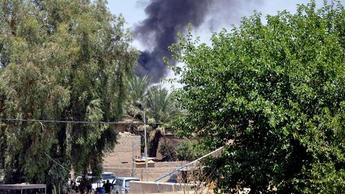 Pennacchi di fumo sopra Dallah Abbas, a nord di Baqouba