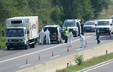 Austria, 71 immigrati morti soffocati in un tir 11