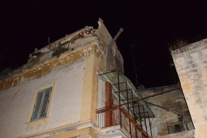 Paura a Lecce, crolla parte di un edificio in pieno centro storico 3