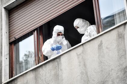 Milano, cocci di vetro contro la finestra della casa di Silvia Romano 1
