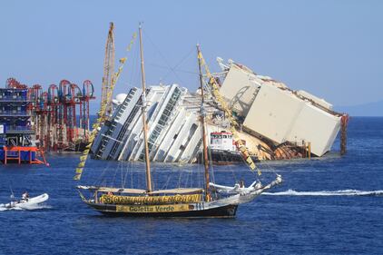 Blitz di Legambiente davanti alla Costa Concordia 5