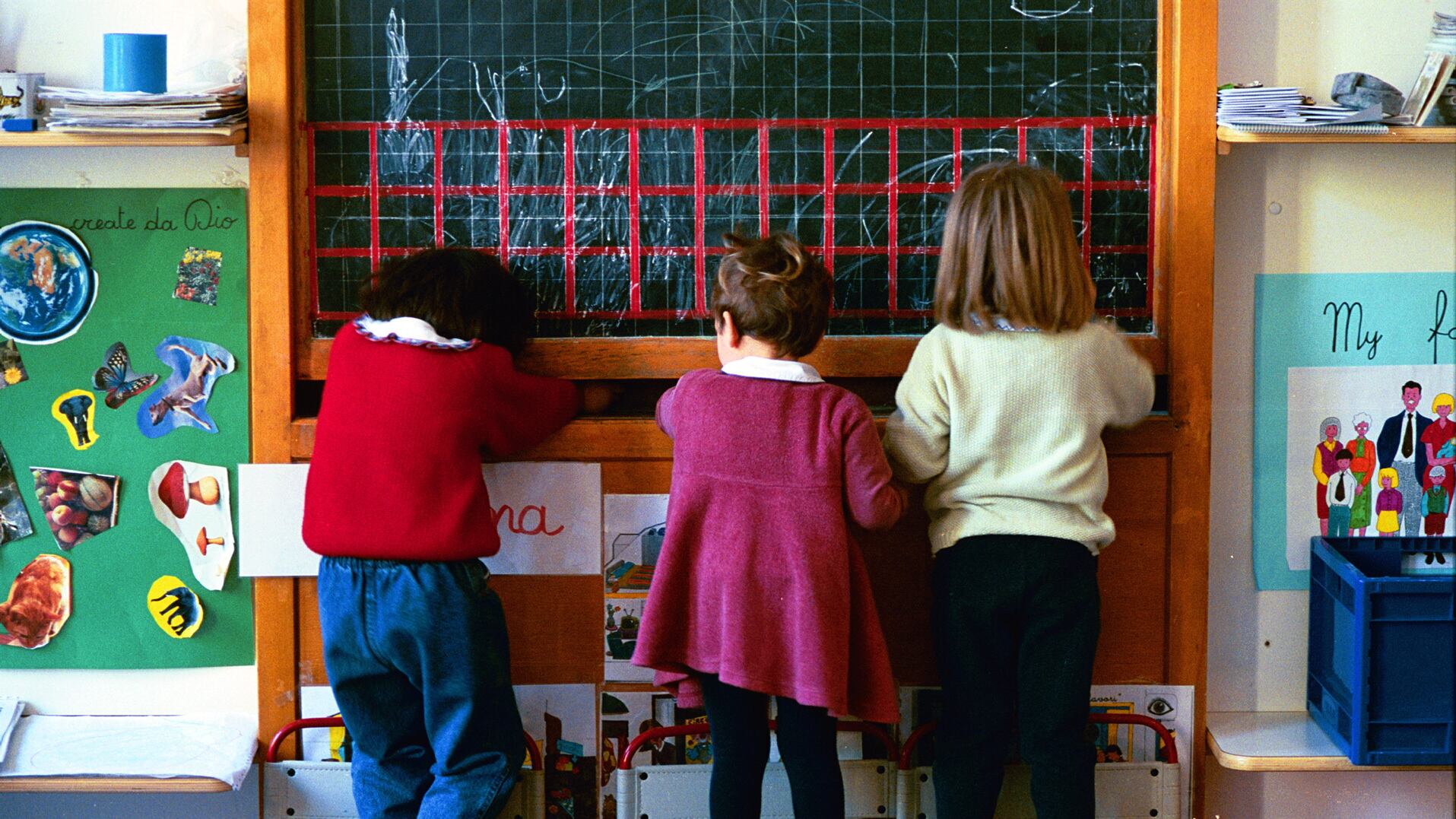 Tarda a prendere il figlio e la maestra la riprende: mamma le sputa in faccia