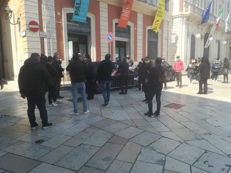 Nel Barese, la fila per ritirare i buoni spesa 5