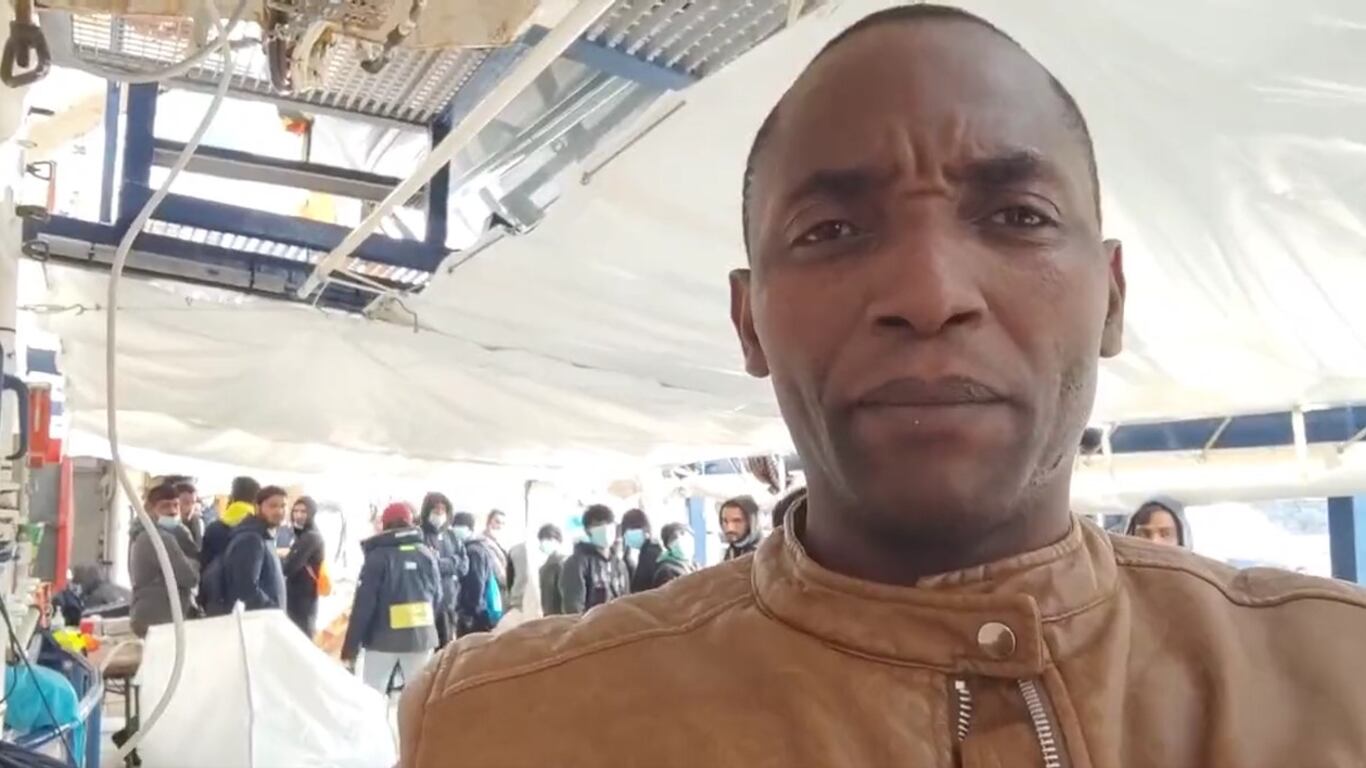 Soumahoro fa la predica dalla nave. E il Pd s'impunta: "Scelte illegittime sui migranti"