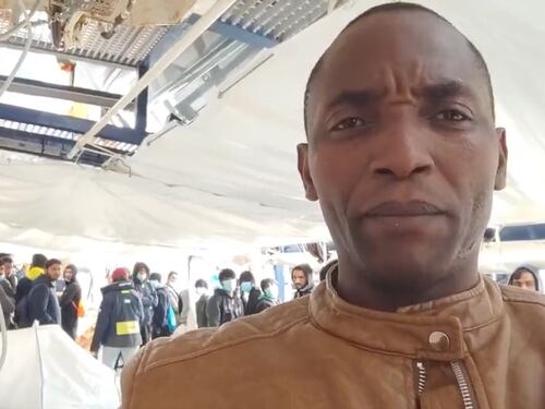 Soumahoro fa la predica dalla nave. E il Pd s'impunta: "Scelte illegittime sui migranti"