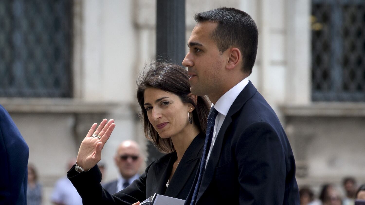 Roma, la Raggi si dà "sette e mezzo" ma i romani la bocciano