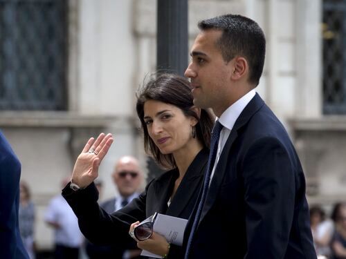 Roma, la Raggi si dà "sette e mezzo" ma i romani la bocciano