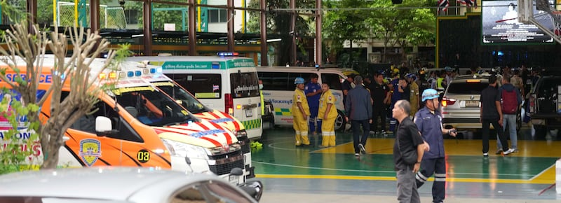 Orrore a Bangkok: studente uccide i nonni, poi va a scuola, spara a cinque insegnanti e si toglie la vita