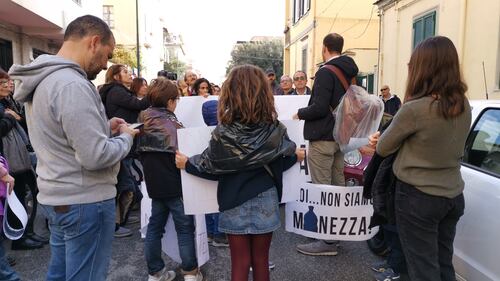 Napoli, a Bagnoli la protesta contro lo sversamento illecito di rifiuti 1