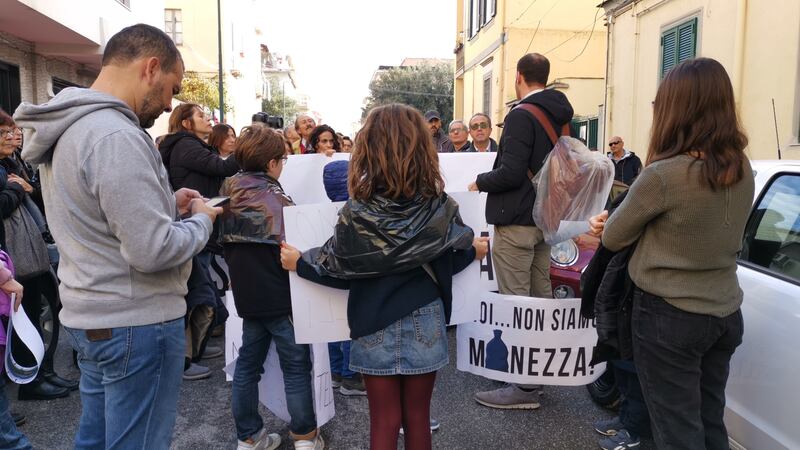 Napoli, a Bagnoli la protesta contro lo sversamento illecito di rifiuti 1