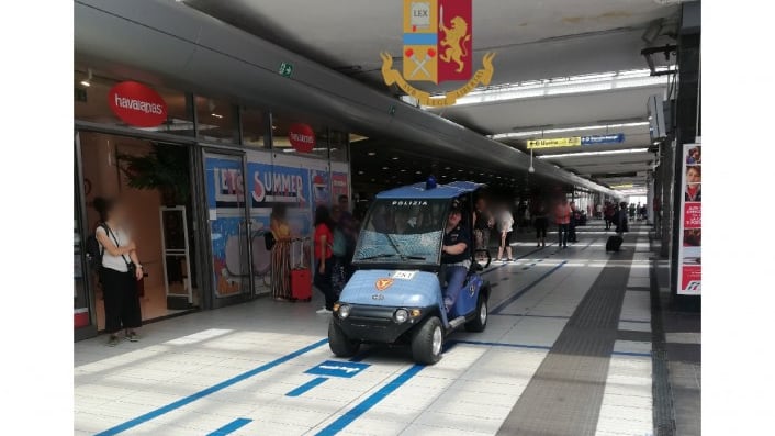 Napoli, poliziotti lo beccano a scippare alla Stazione centrale: preso nigeriano