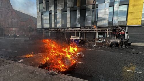 Belfast in rivolta: le immagini delle proteste anti migranti 2
