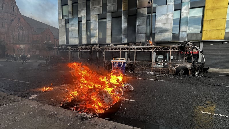 Belfast in rivolta: le immagini delle proteste anti migranti 2