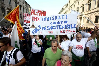 La Lega contro l'immigrazione: "Stop invasione" 4