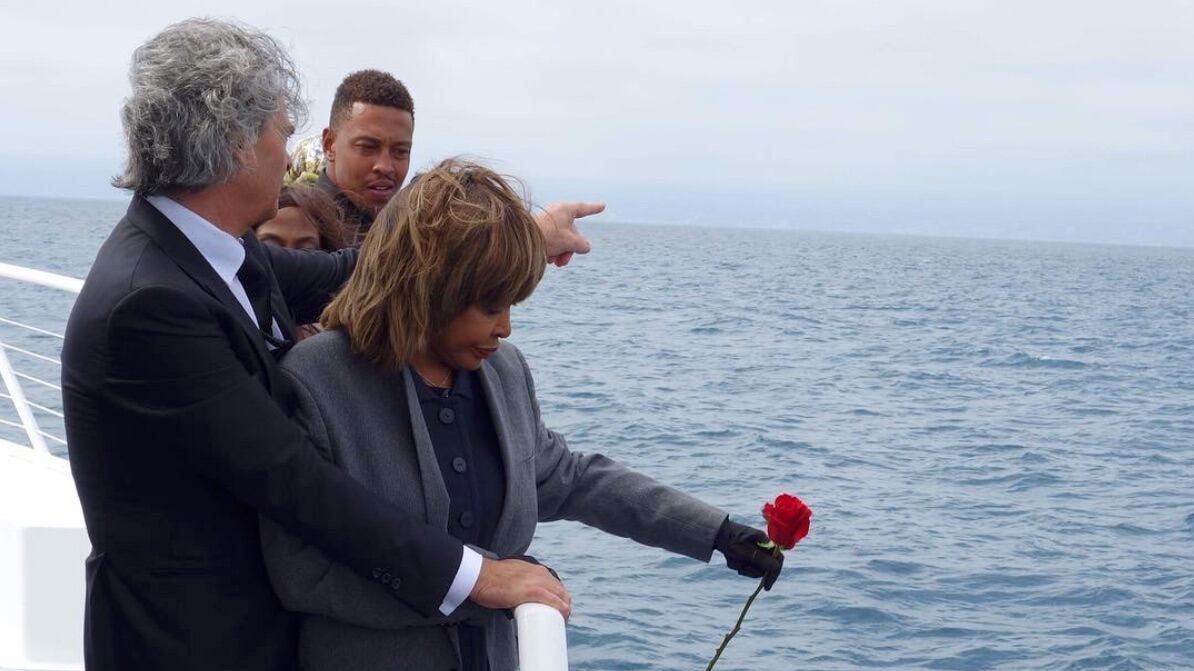 Tina Turner, l'addio al figlio con le ceneri nell'oceano