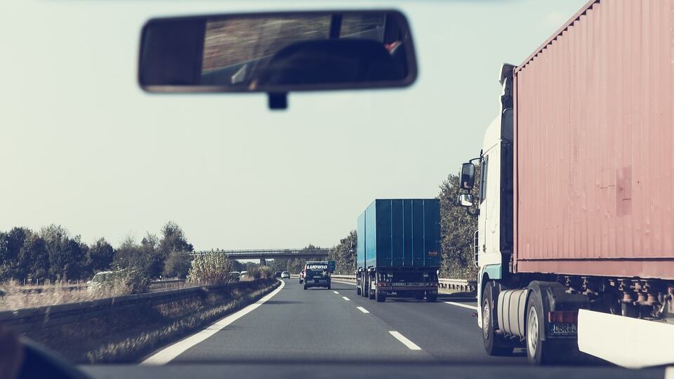 In autostrada con gli scooter. E arrivano le vie "scolastiche"