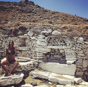 Madalina Ghenea hot in vacanza 12