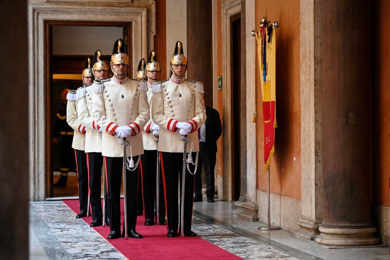 Napolitano, le immagini della camera ardente: il picchetto d'onore, le corone di fiori, l'arrivo dei politici 16