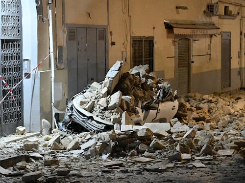 Paura a Napoli per la scossa sismica più forte degli ultimi 40 anni: magnitudo 4.7. Ventuno feriti, due sono gravi
