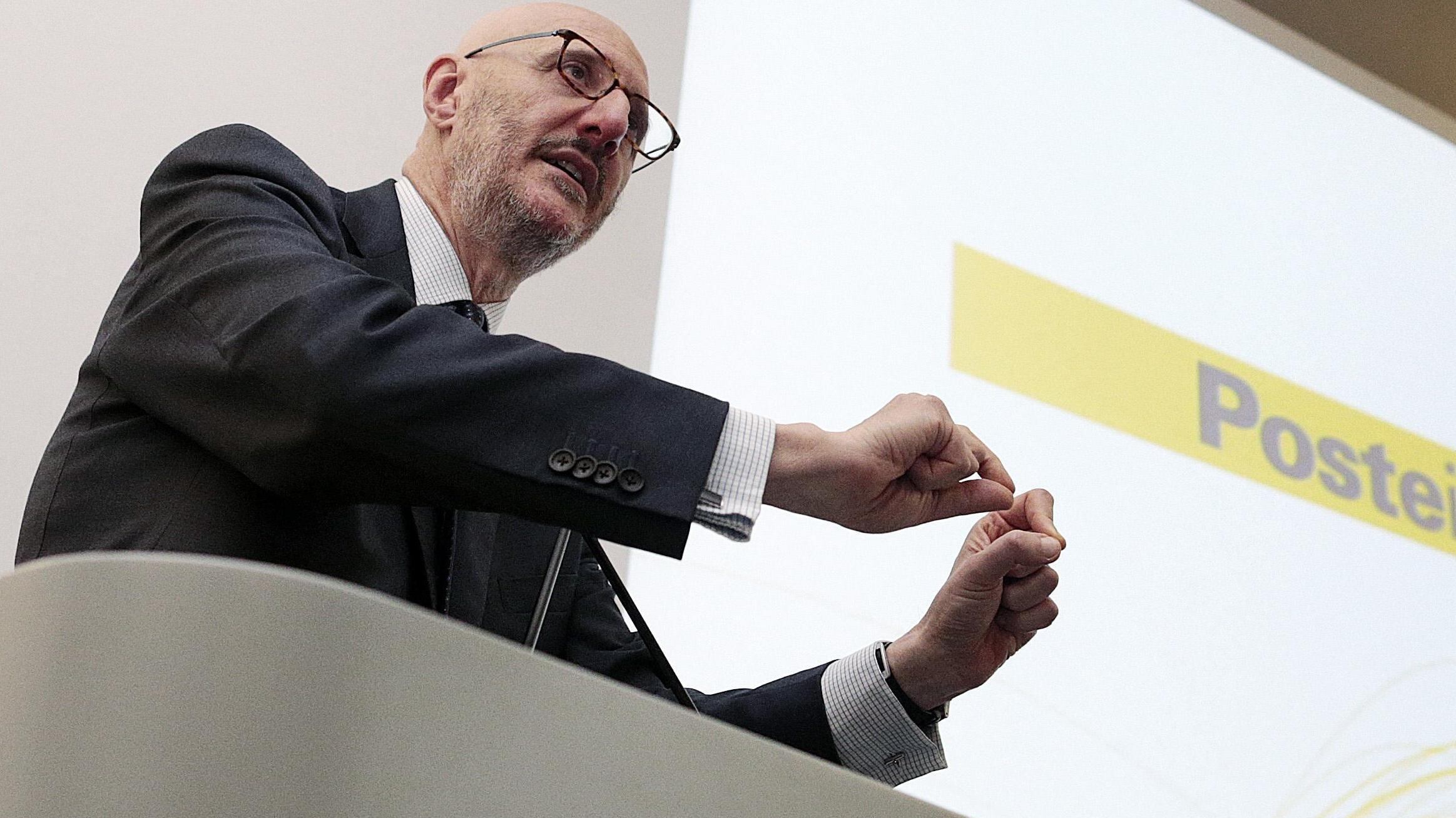 Il peso delle vecchie lettere sulle Poste del futuro