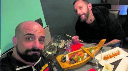 Coppia mano nella mano. Aggressione omofoba