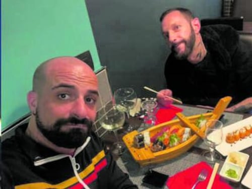 Coppia mano nella mano. Aggressione omofoba
