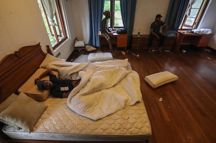 Tuffi in piscina, selfie e violenza: in Sri Lanka assaltati i palazzi del potere 5