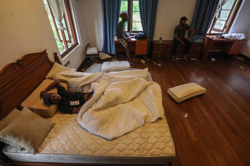 Tuffi in piscina, selfie e violenza: in Sri Lanka assaltati i palazzi del potere 5