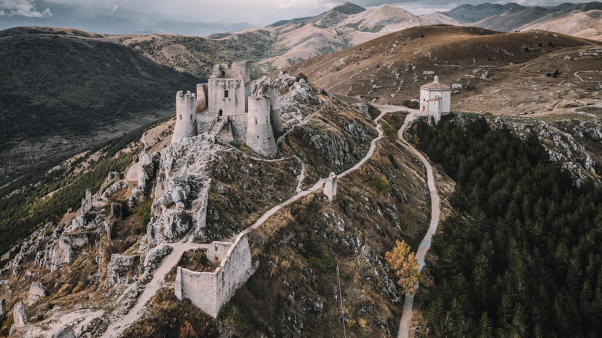 Rocca Calascio, storia e leggende del castello di Ladyhawke