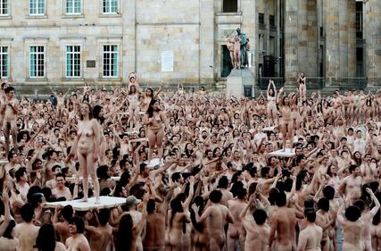 Bogotà, 6mila nudi in piazza: in posa per Tunick 7