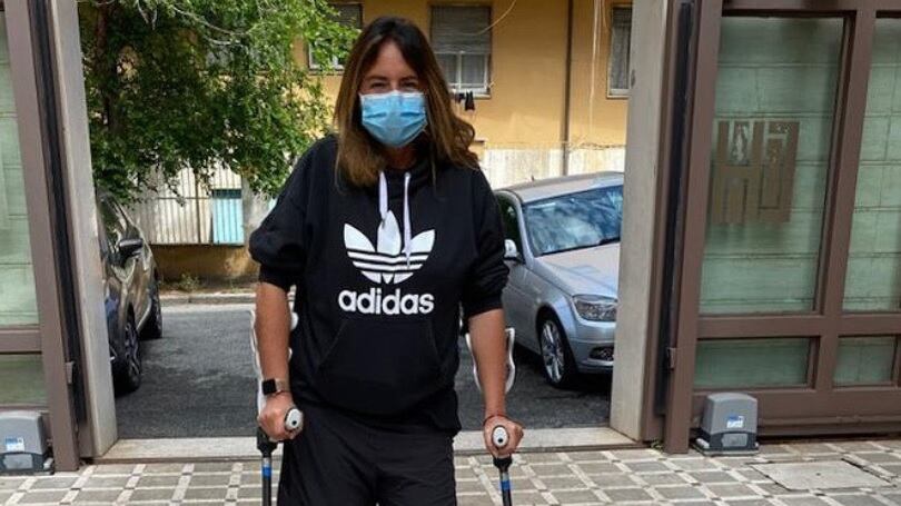 Incidente per Paola Perego, la foto con le stampelle sul web preoccupa i fan
