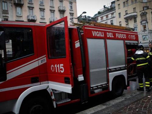 Paura a Milano, incendio nella notte in un appartamento: otto feriti in ospedale