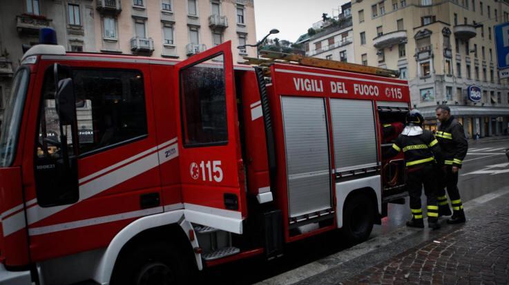 Napoli, rogo in uno stabile: gravissima una 76enne
